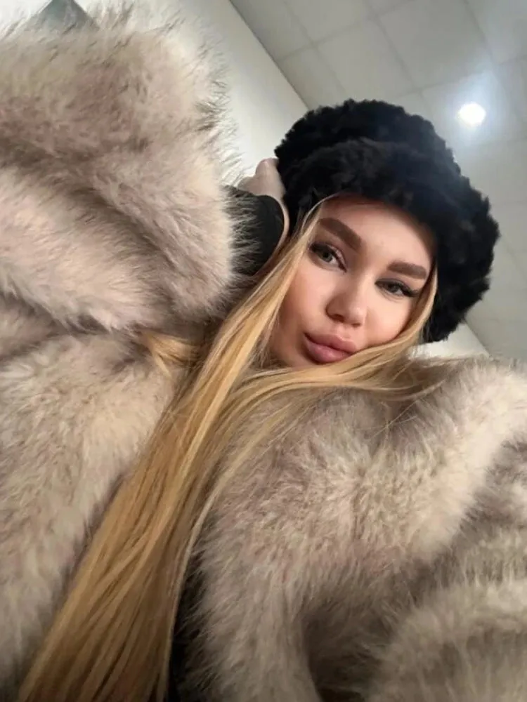 Iconic Street Fashion Week Luxury Brand Gardient Cropped Faux Fur Coat Women Winter 2024 Hot Cool Girls Fluffy Short Fur Jacket