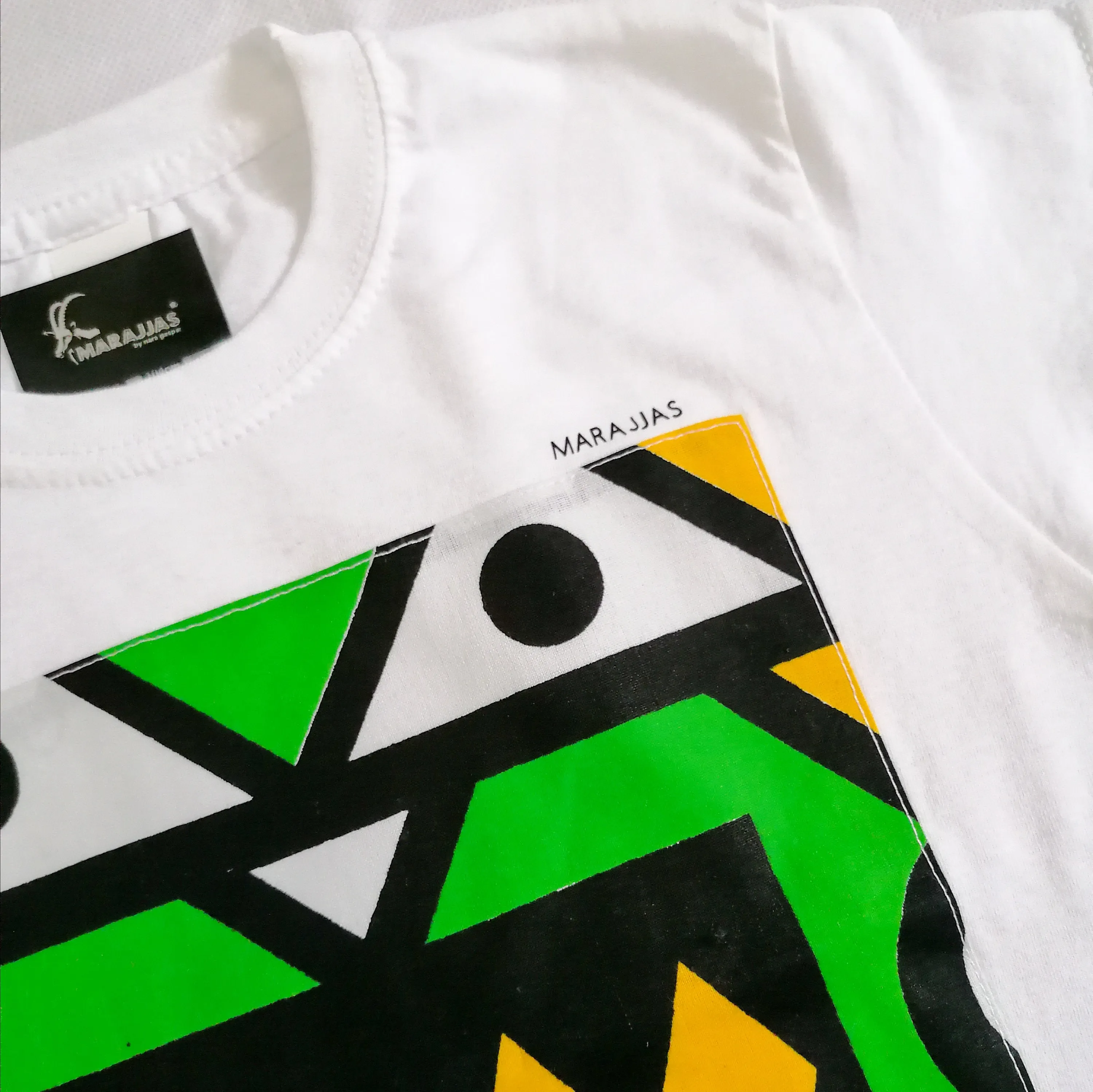 Kids T-shirt in White with green Samakaka